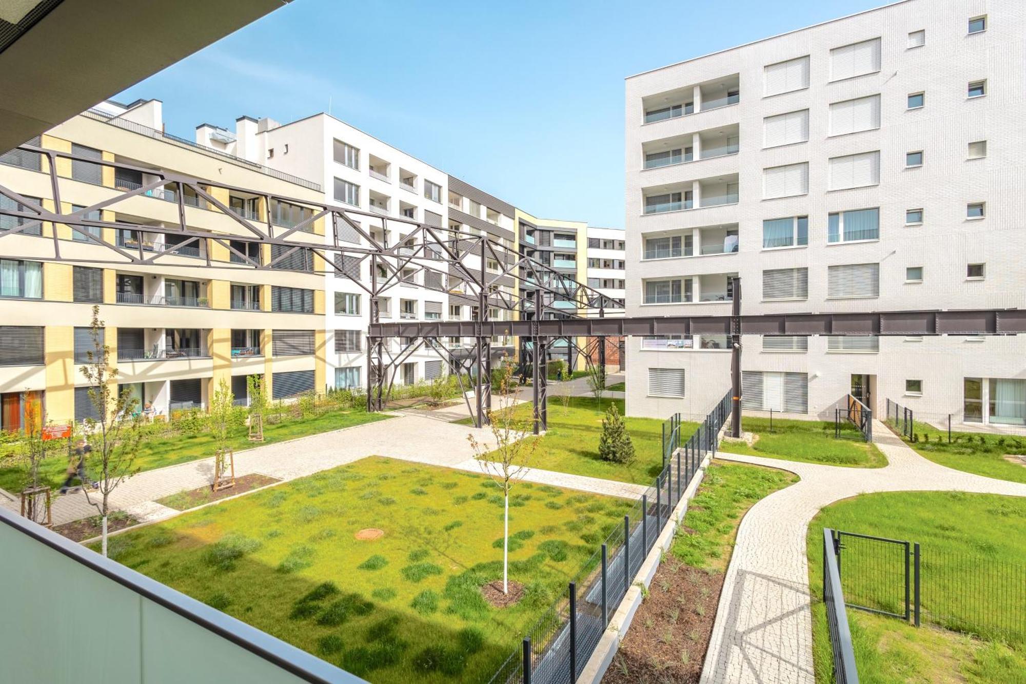 Yellow Apartment - Balcony, Free Parking, By Gravity Prague — Fotky 3